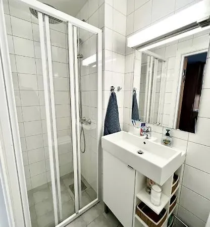 With Everything, 150m From Lift Апартаменты